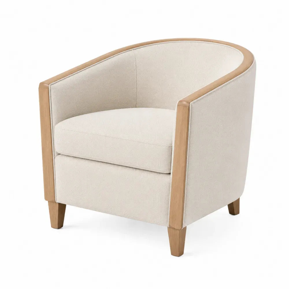 Sillón de salón tapizado en tela de poliéster beige con respaldo curvo reposabrazos integrados y estructura de madera natural clara 75 x 72 x 70 cm