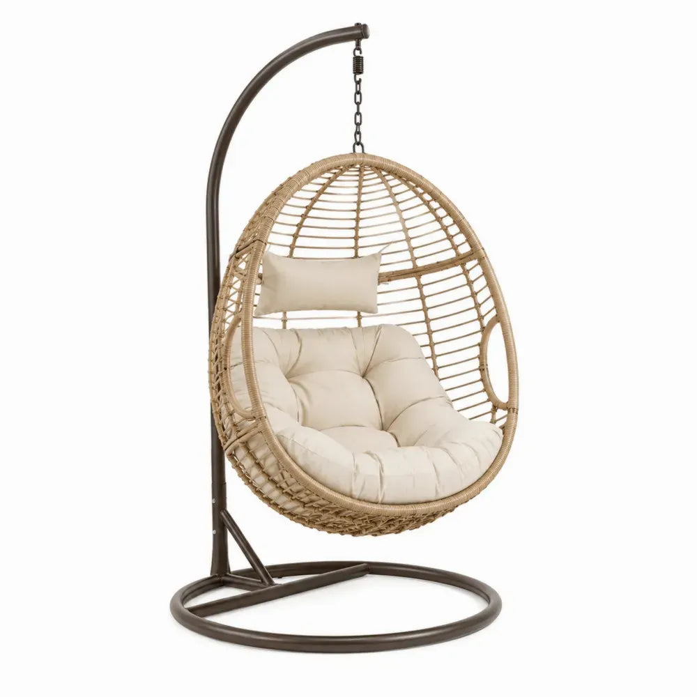 Silla colgante tipo huevo de ratán PE beige natural con soporte de acero marrón oscuro y cojín beige claro 105 x 105 x 195 cm