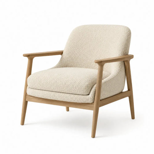 Sillón butaca tapizado en tejido bouclé de poliéster beige con respaldo curvo reposabrazos de madera natural y patas inclinadas 72 x 76 x 80 cm